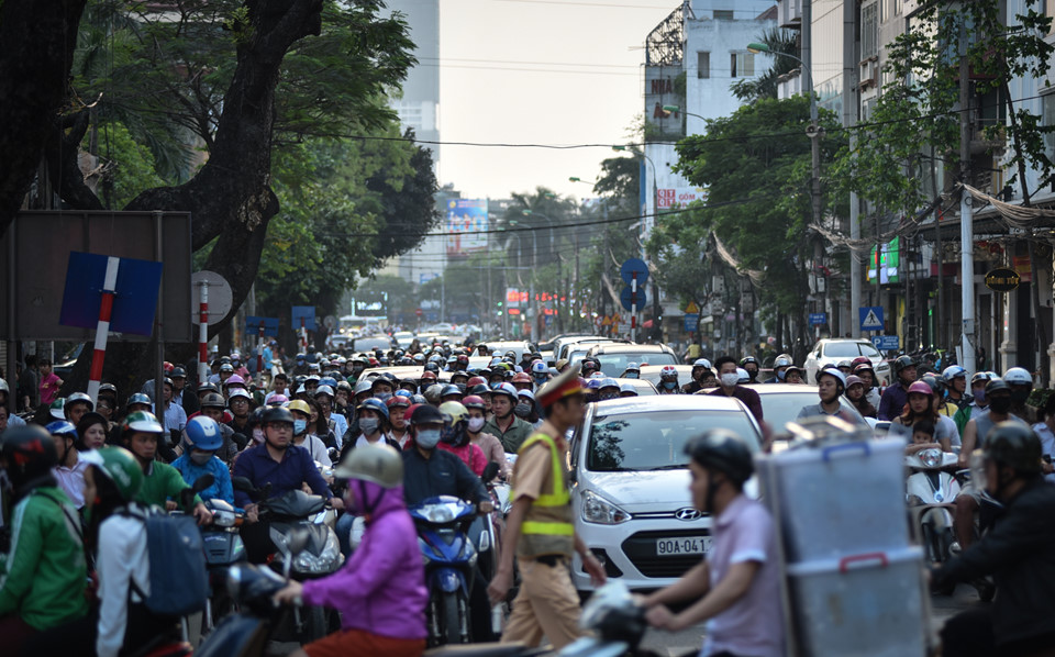Chặn một chiều đường Cát Linh, xe cộ ùn ứ giờ cao điểm